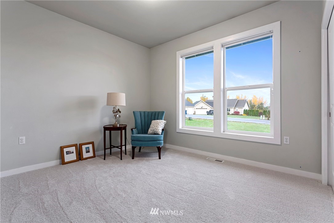 106 Ridgeview Street Sumas, WA 98295 - Photo 10 of 31 a view of a livingroom with lounge chair and a window
