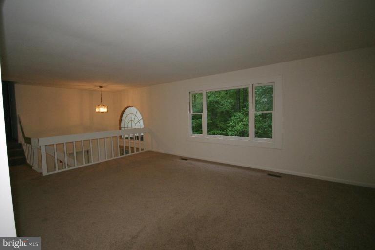 2000 Valley Road Annapolis, MD 21401 - Photo 11 of 17 Living Room