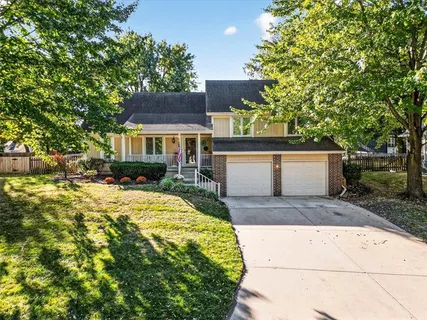 $365,000 | 1029 Northeast Trailwood Drive, Lee's Summit, MO 64086