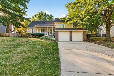 $365,000 | 1029 Northeast Trailwood Drive, Lee's Summit, MO 64086