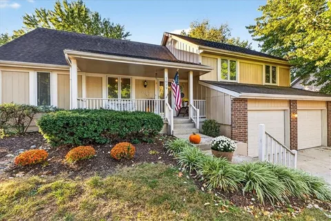 $365,000 | 1029 Northeast Trailwood Drive, Lee's Summit, MO 64086