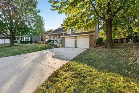$365,000 | 1029 Northeast Trailwood Drive, Lee's Summit, MO 64086