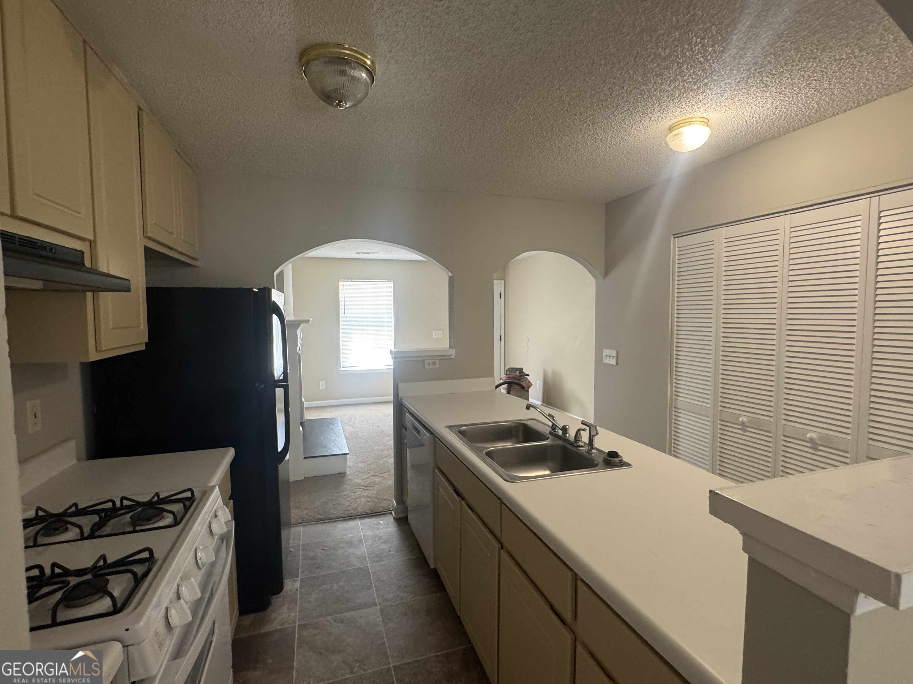 116 Pointe Court Griffin, GA 30224 - Photo 5 of 17 a kitchen with stainless steel appliances a sink a stove and a refrigerator