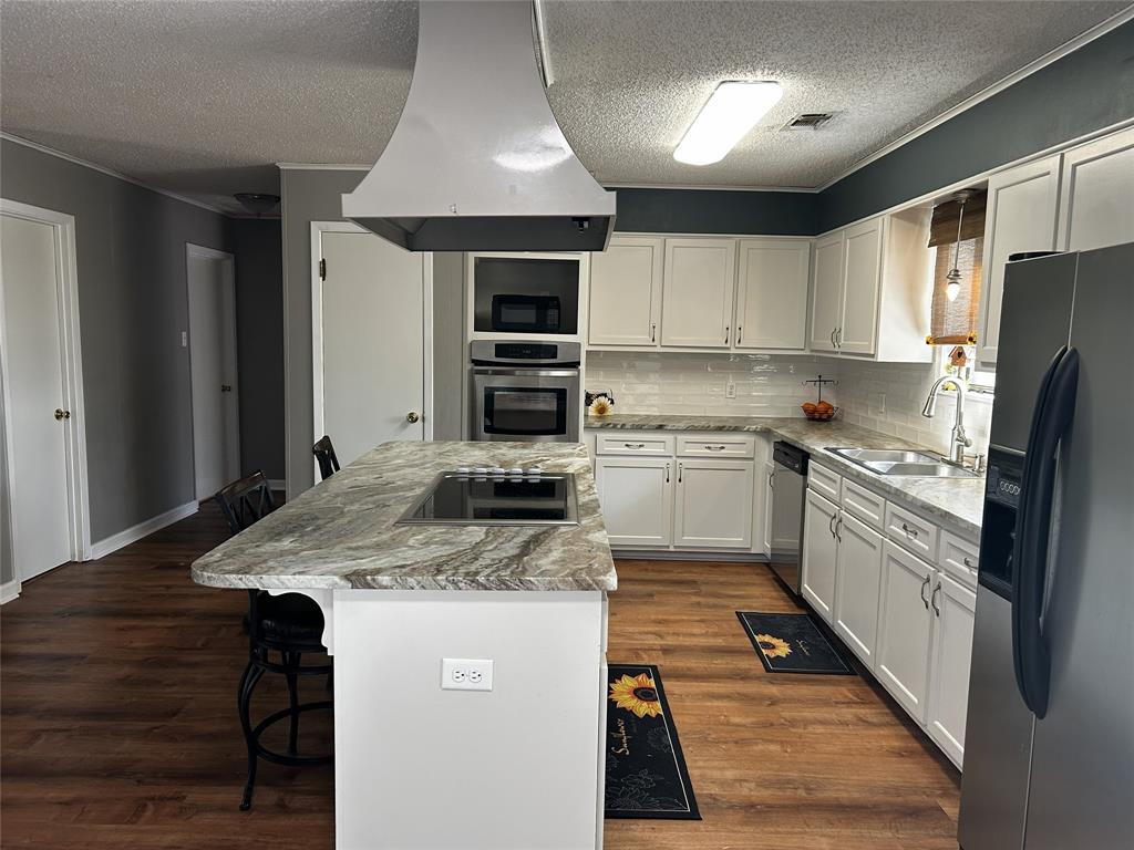 8850 Highway 1200 Boyce, LA 71409 - Photo 4 of 23 a kitchen with a stove a sink and a refrigerator