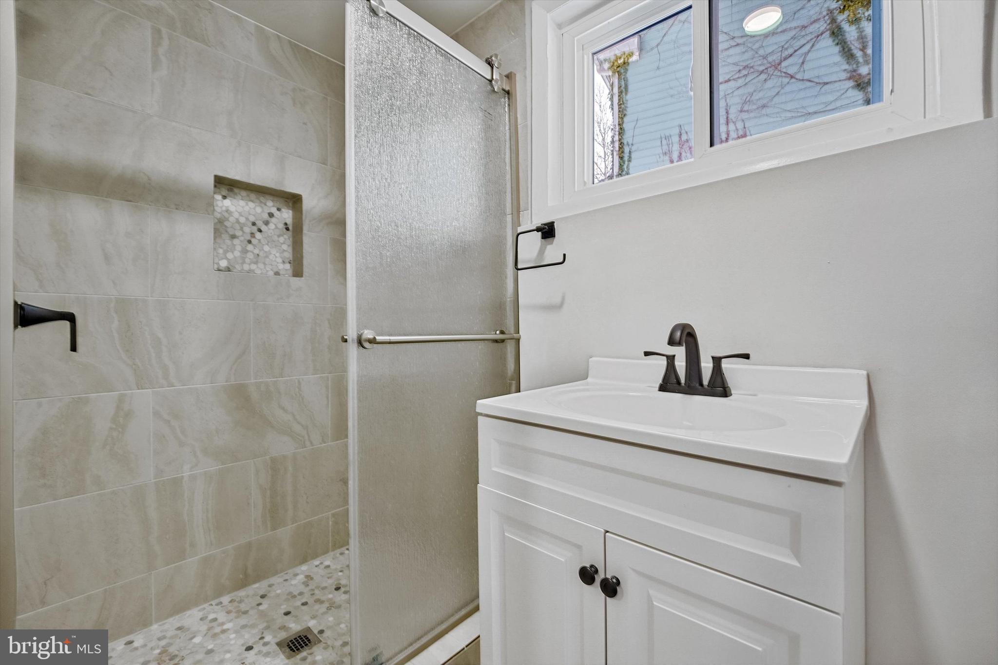 3629 Parklane Road Fairfax, VA 22030 - Photo 27 of 45 a bathroom with a sink and mirror