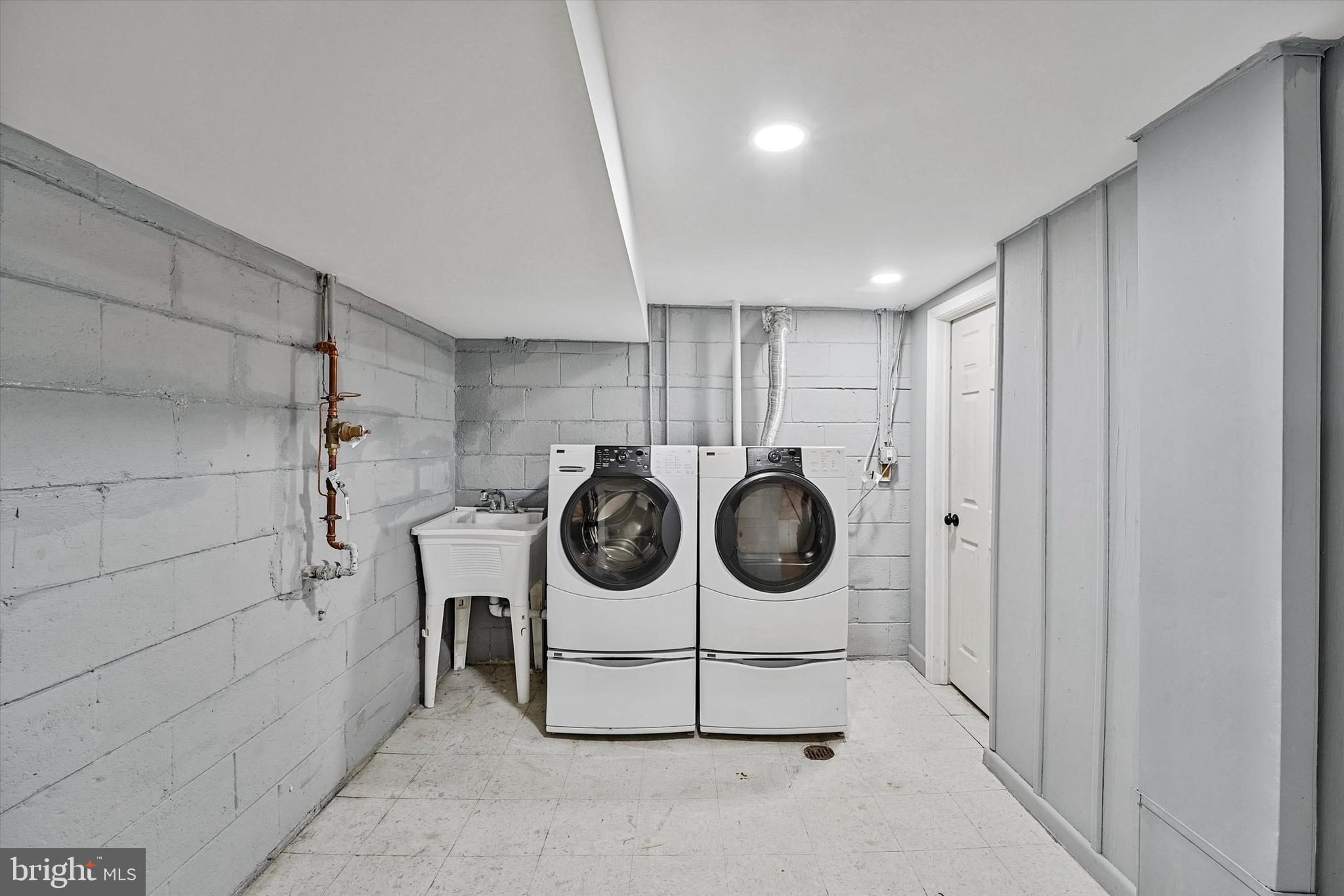 3629 Parklane Road Fairfax, VA 22030 - Photo 36 of 45 a utility room with dryer and washer