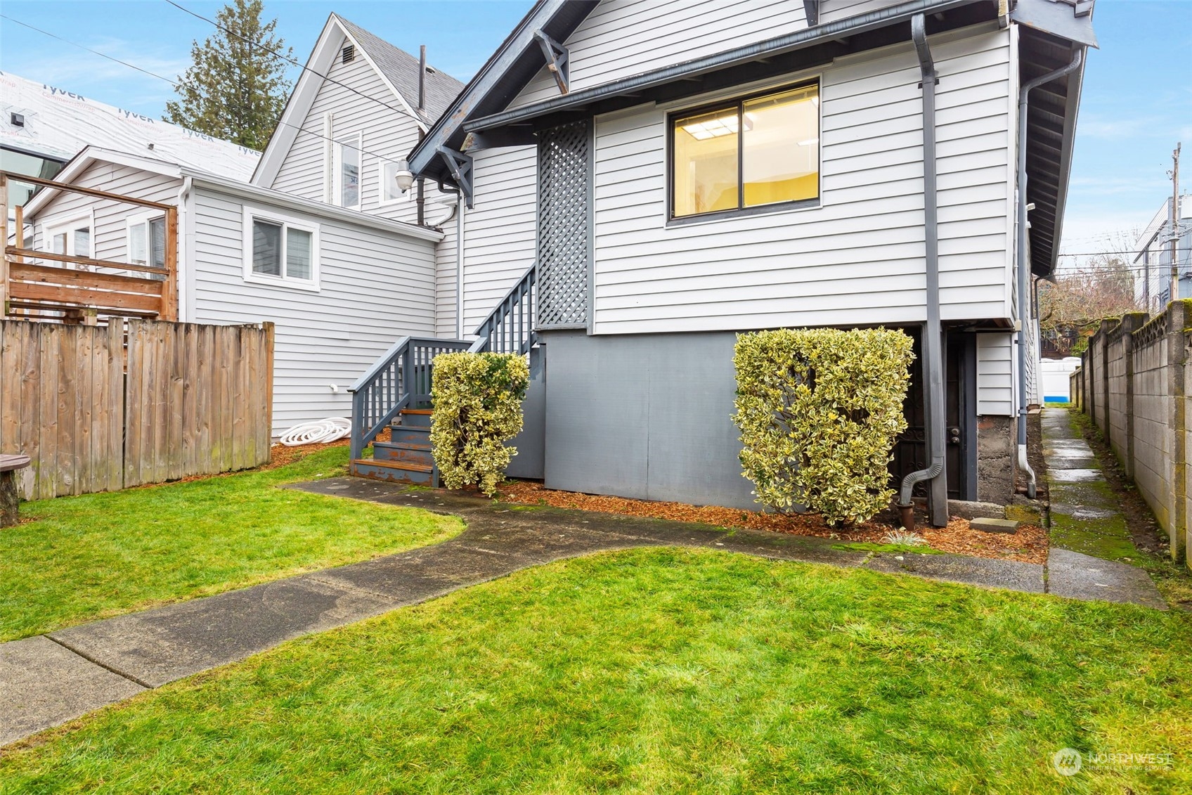 1122 26th Avenue Seattle, WA 98122 - Photo 16 of 17 a view of backyard with a garden and chair