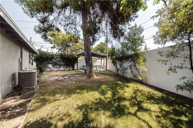a view of back yard of the house