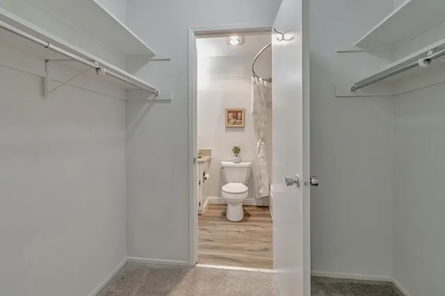a bathroom that has a toilet in it