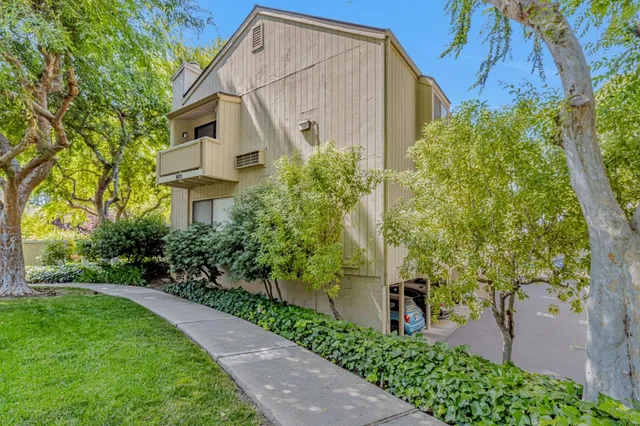 a view of a back yard of the house