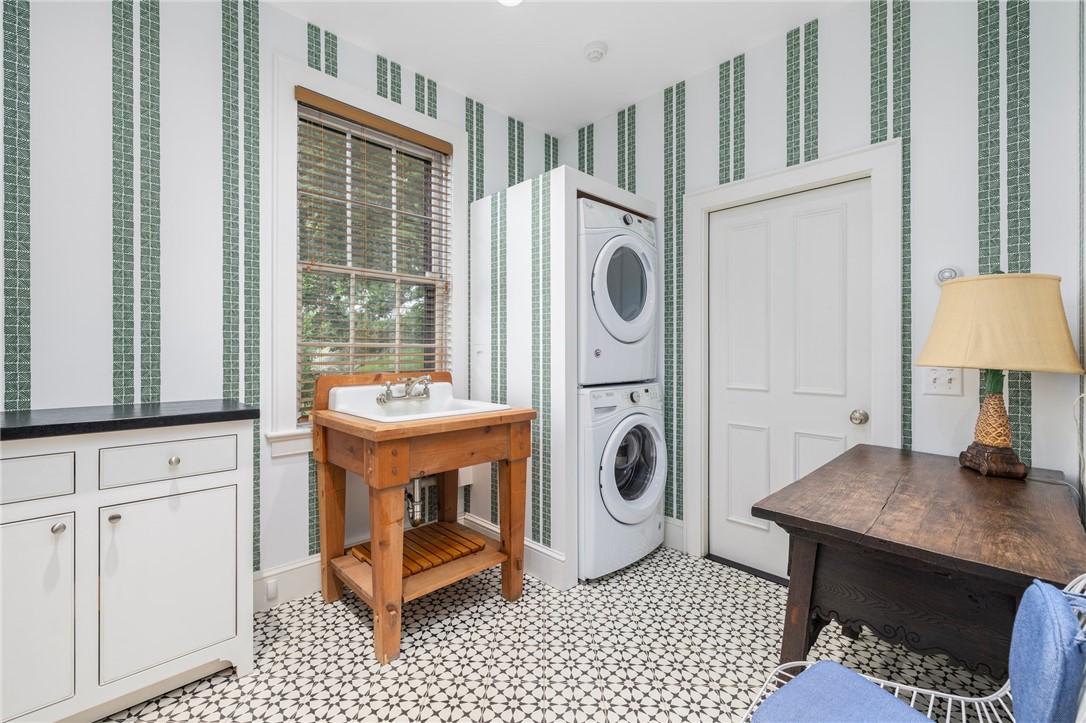 33 Beacon Hill Road Newport, RI 02840 - Photo 6 of 34