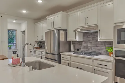 $472,000 | 530 West Cascade Heights Drive, Montgomery, TX 77316