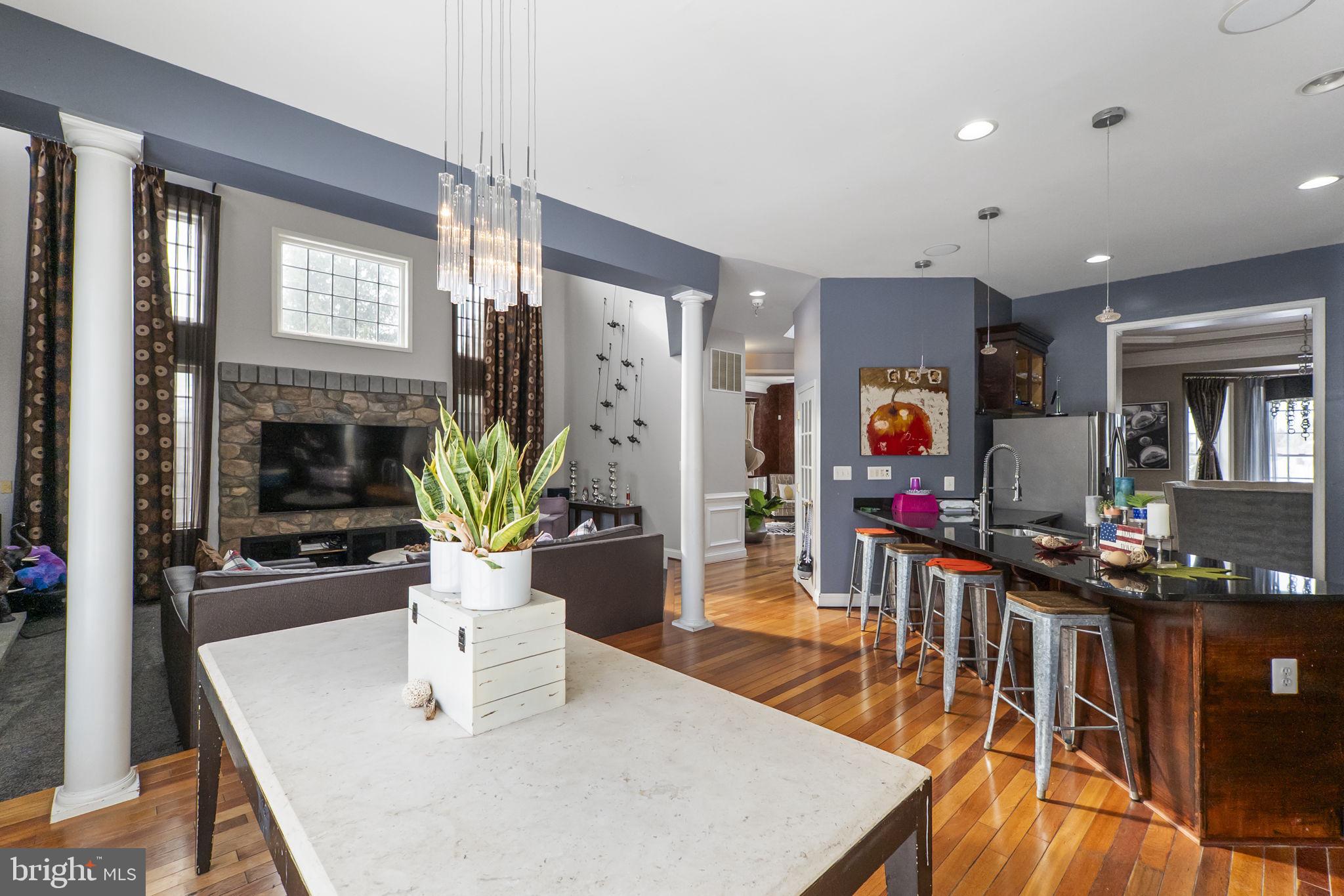 8400 Summit Avenue Baltimore, MD 21244 - Photo 14 of 55 a dining room with furniture and wooden floor