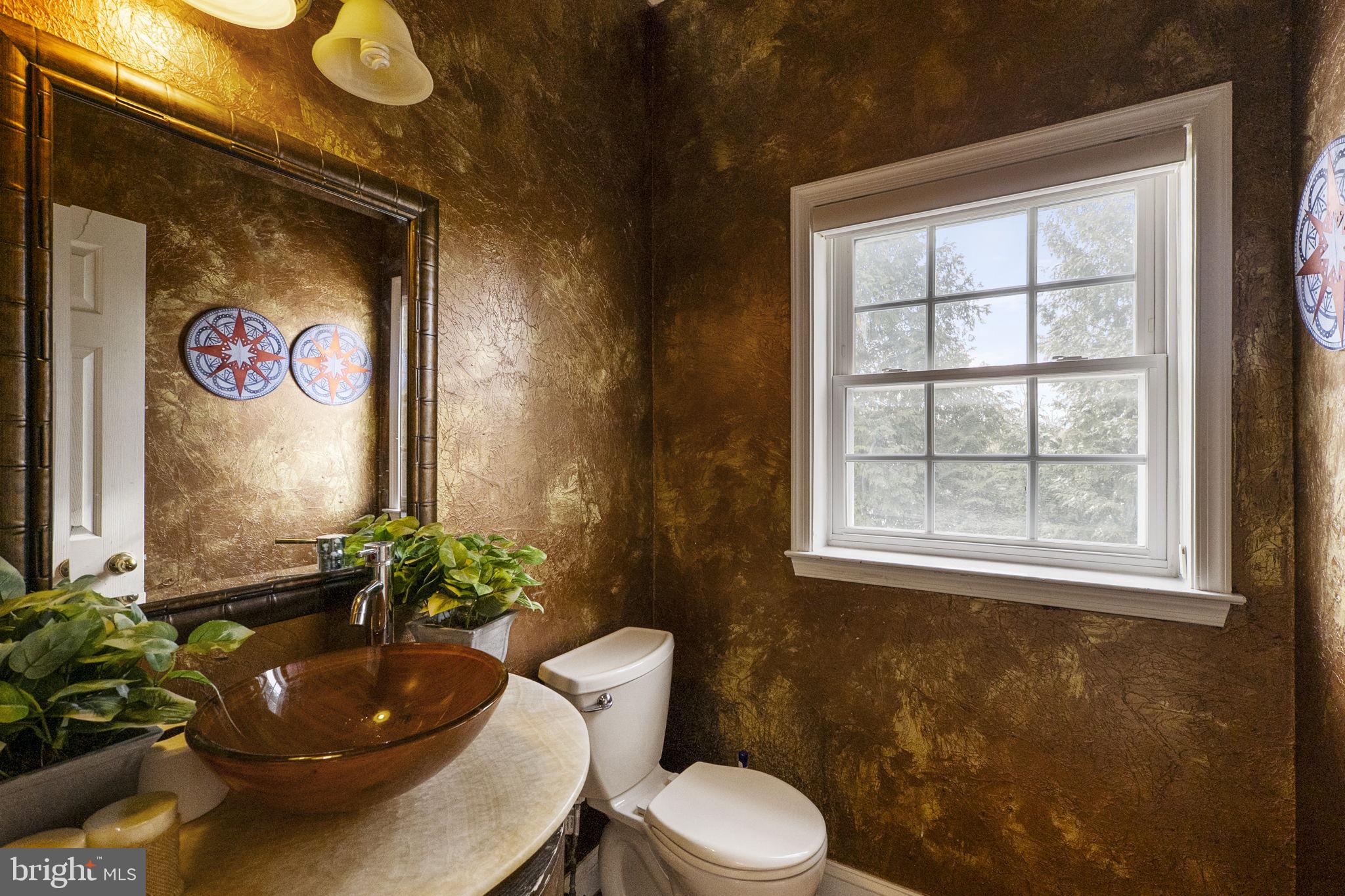8400 Summit Avenue Baltimore, MD 21244 - Photo 19 of 55 a bathroom with a toilet sink and mirror