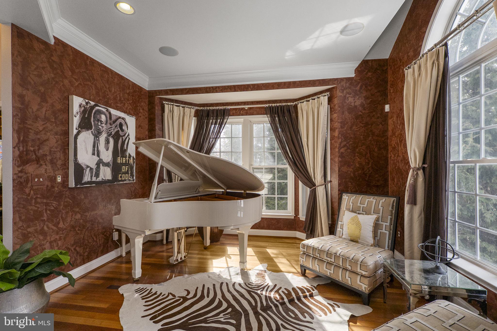 8400 Summit Avenue Baltimore, MD 21244 - Photo 4 of 55 a living room with furniture and a flat screen tv