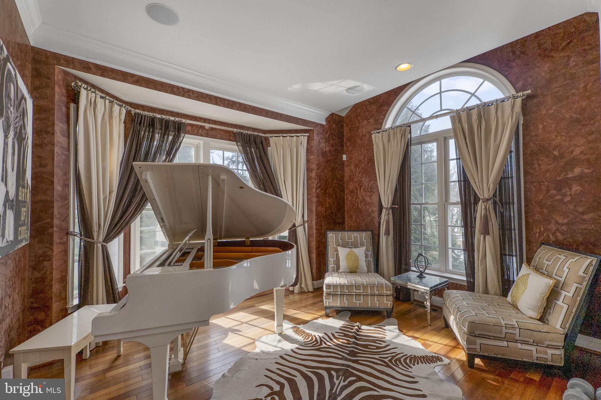 8400 Summit Avenue Baltimore, MD 21244 - Photo 5 of 55 a living room with furniture and a flat screen tv