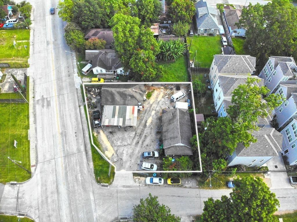 707 East 28th Street Houston, TX 77009 - Photo 4 of 6 an aerial view of garden