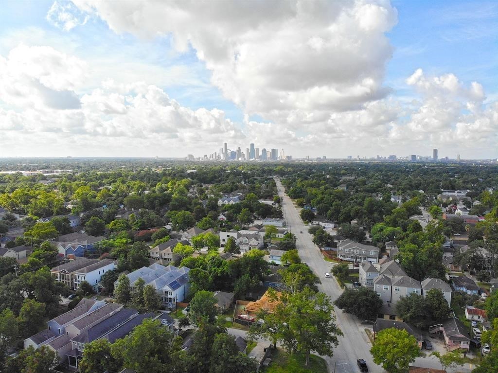 707 East 28th Street Houston, TX 77009 - Photo 5 of 6 an aerial view of multiple house