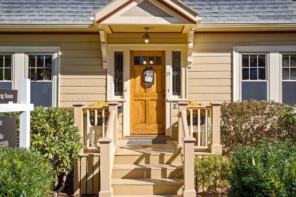 21 Canterbury Road Newton, MA 02461 - Photo 3 of 41