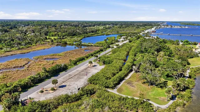 a view of a house with porch and outdoor space