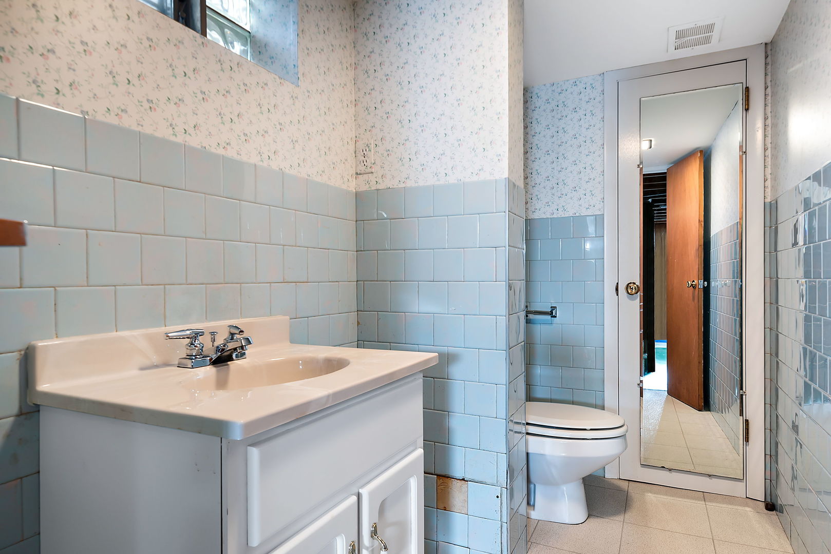 256 North Jackson Road Clarendon Hills, IL 60514 - Photo 20 of 30 a bathroom with a sink toilet and shower