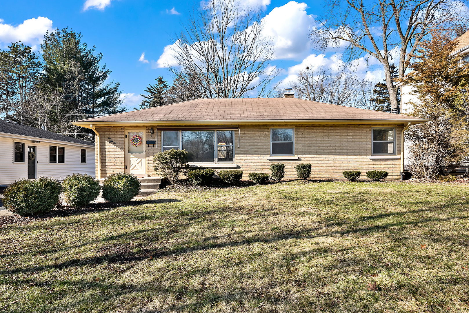 256 North Jackson Road Clarendon Hills, IL 60514 - Photo 2 of 30 a view of a house with backyard