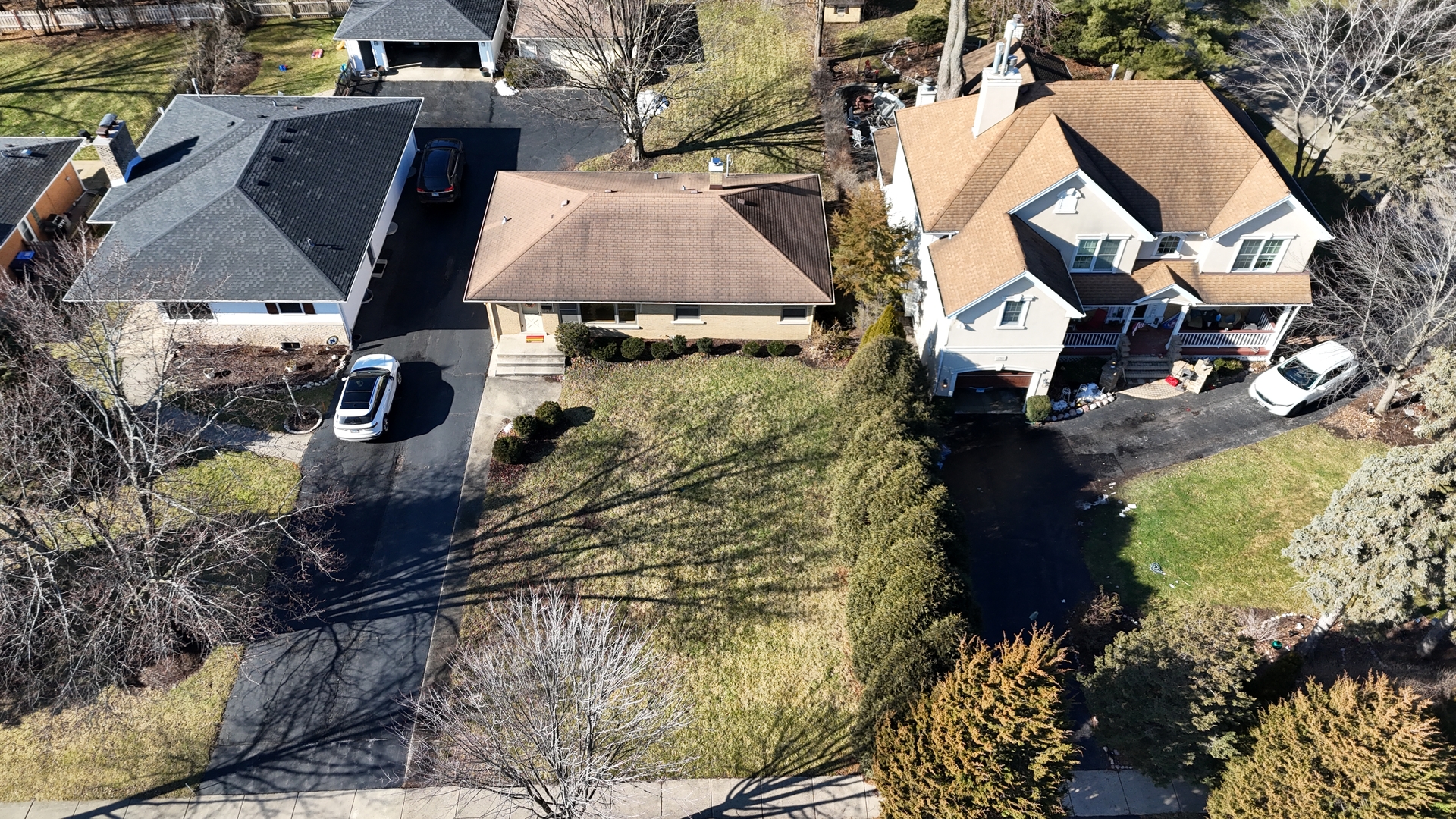 256 North Jackson Road Clarendon Hills, IL 60514 - Photo 24 of 30 an aerial view of a house with a yard