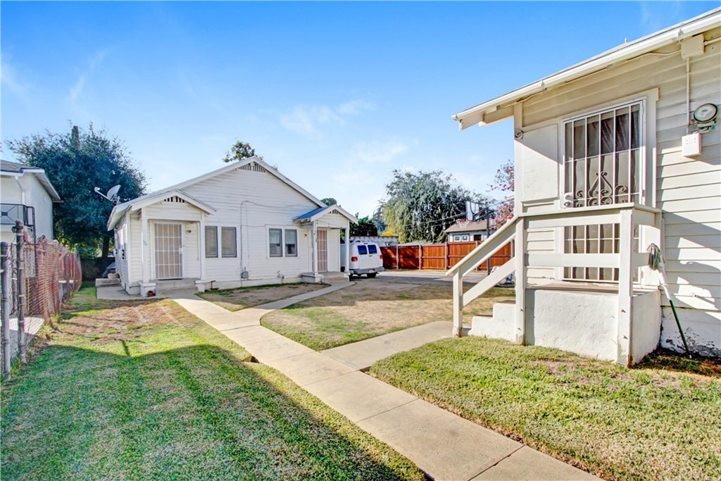 523 Lincoln Avenue Pasadena, CA 91103 - Photo 15 of 24 a front view of a house with a yard