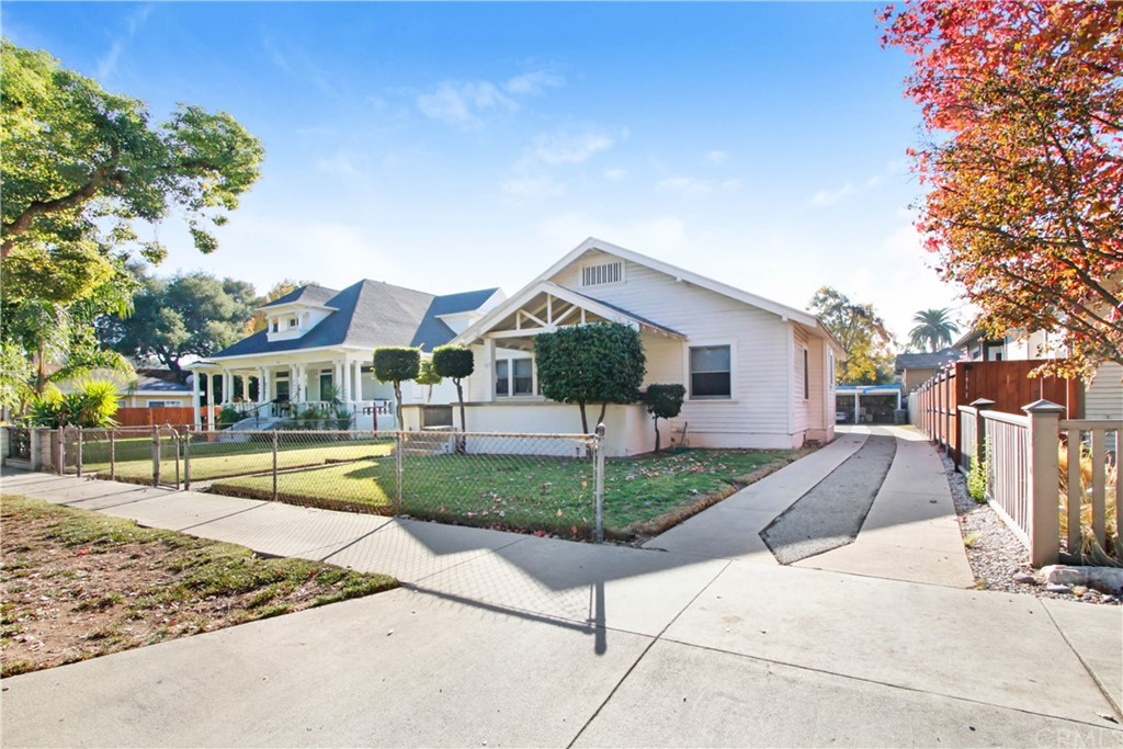 523 Lincoln Avenue Pasadena, CA 91103 - Photo 2 of 24 a view of a house with a patio