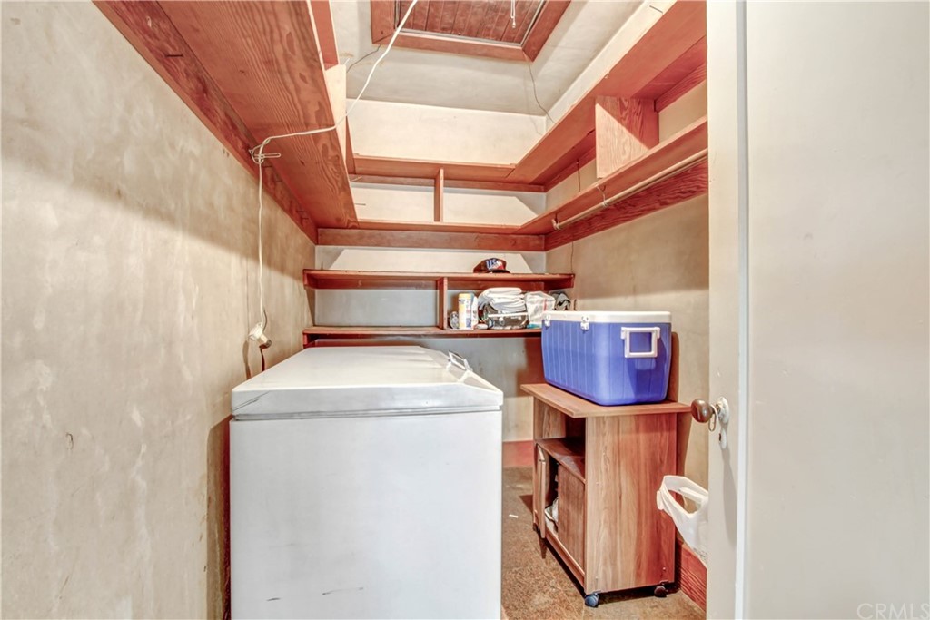 523 Lincoln Avenue Pasadena, CA 91103 - Photo 7 of 24 a utility room with dryer and washer