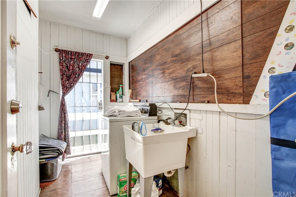 523 Lincoln Avenue Pasadena, CA 91103 - Photo 10 of 24 a bathroom with a sink mirror and double vanity