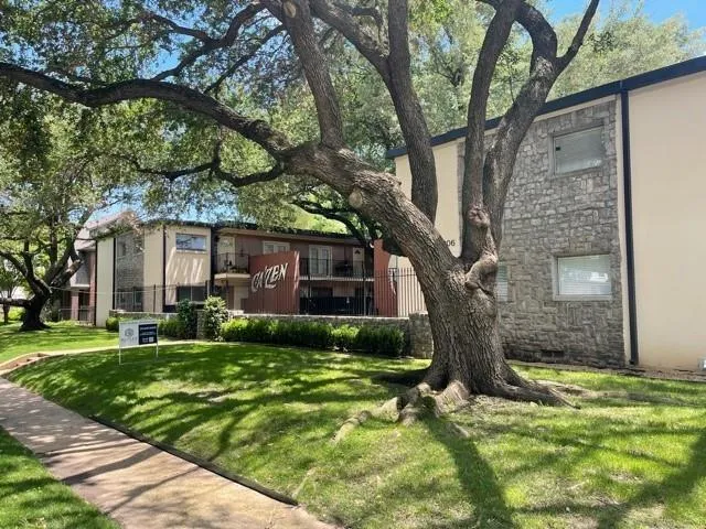 a view of a yard in front of house