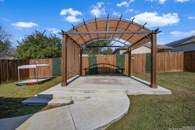 a view of a backyard