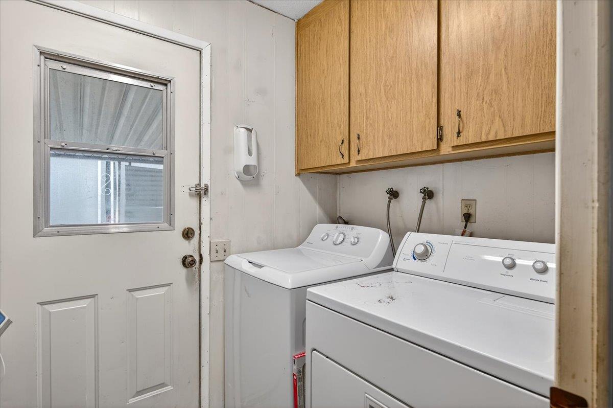 2706 West Ashlan Avenue, Unit 86 Fresno, CA 93705 - Photo 28 of 61 a utility room with dryer and washer