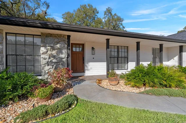 $525,000 | 2525 Laurelwood Lane, Valrico, FL 33596