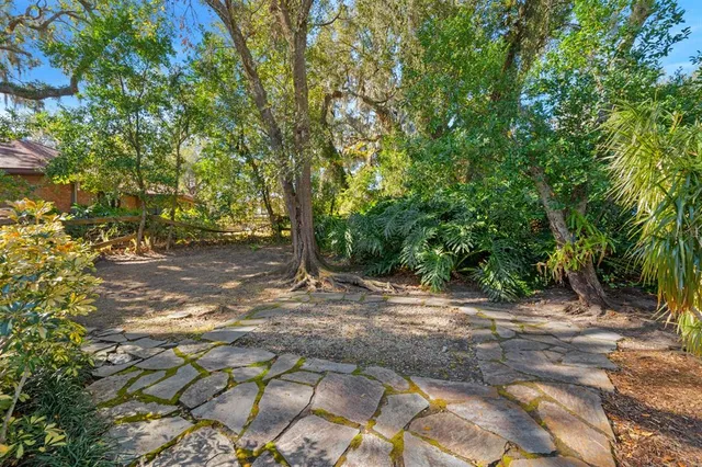 $525,000 | 2525 Laurelwood Lane, Valrico, FL 33596