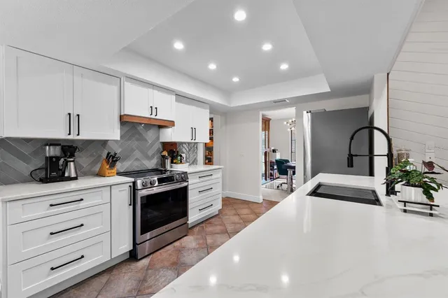 $525,000 | 2525 Laurelwood Lane, Valrico, FL 33596