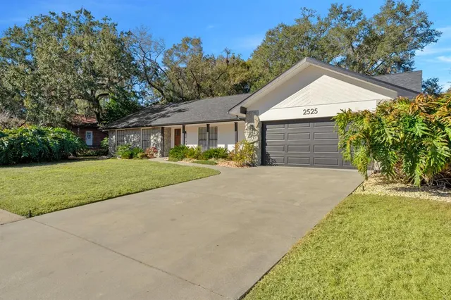 $525,000 | 2525 Laurelwood Lane, Valrico, FL 33596