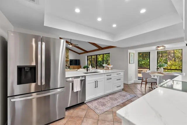 $525,000 | 2525 Laurelwood Lane, Valrico, FL 33596