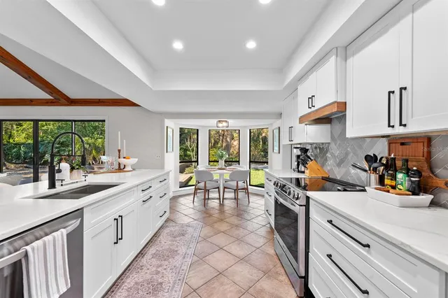 $525,000 | 2525 Laurelwood Lane, Valrico, FL 33596