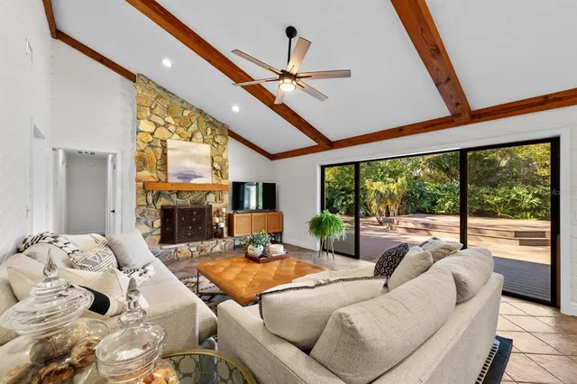 $525,000 | 2525 Laurelwood Lane, Valrico, FL 33596