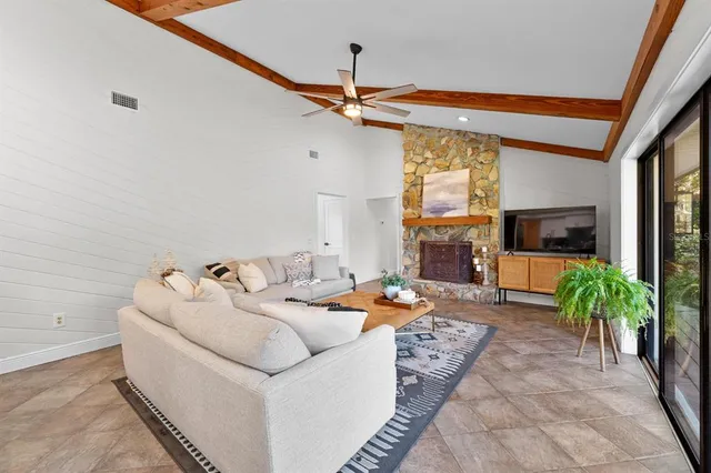 $525,000 | 2525 Laurelwood Lane, Valrico, FL 33596