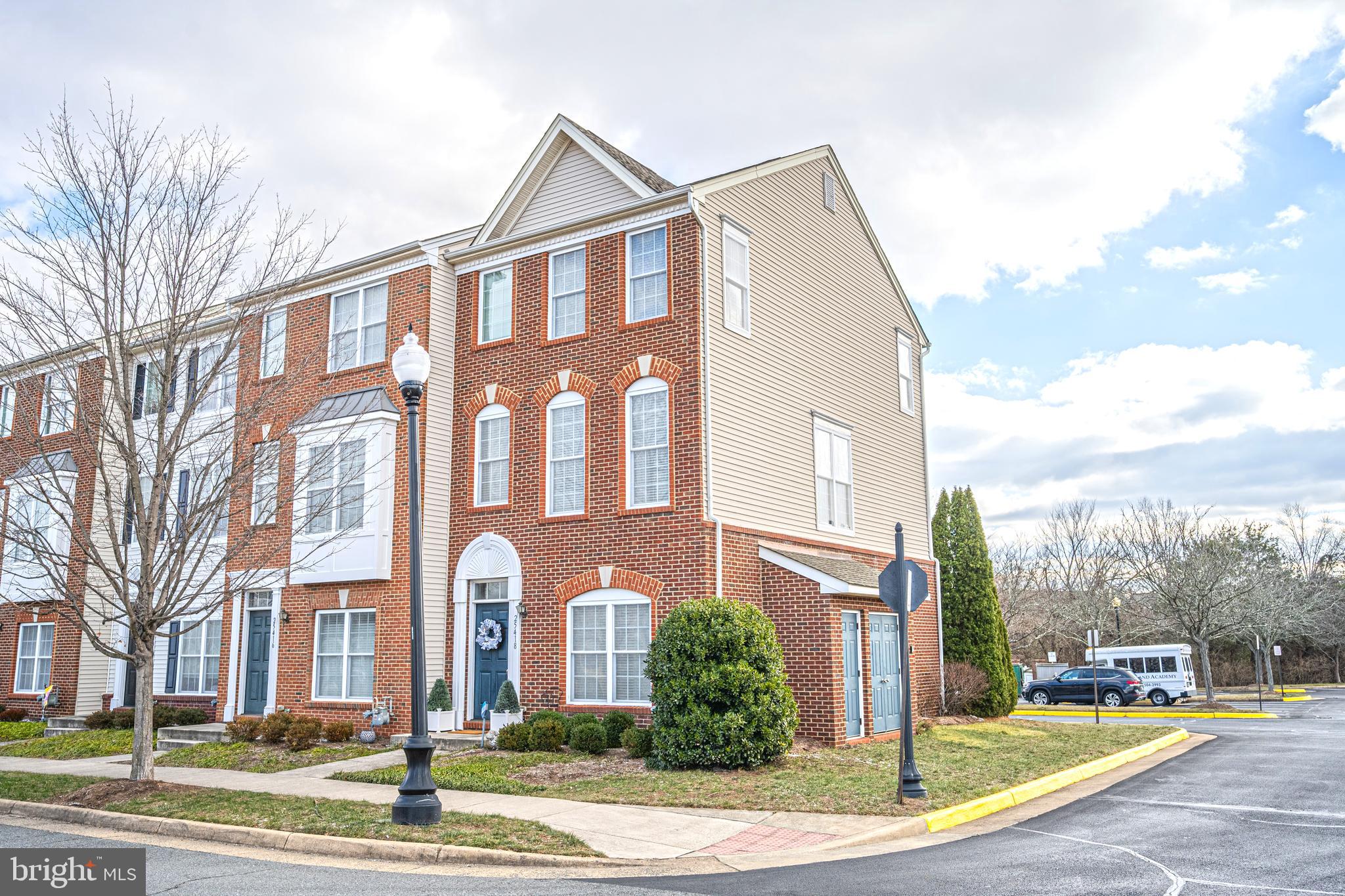 25418 South Riding Boulevard Chantilly, VA 20152 - Photo 3 of 18 End Unit loaded with light