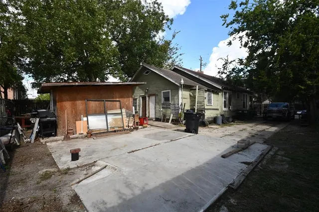 a view of a house with backyard and sitting area