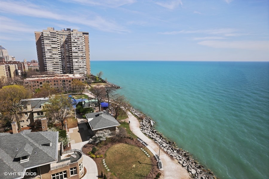 6171 North Sheridan Road, Unit 1107 Chicago, IL 60660 - Photo 13 of 18 a view of roof with city view