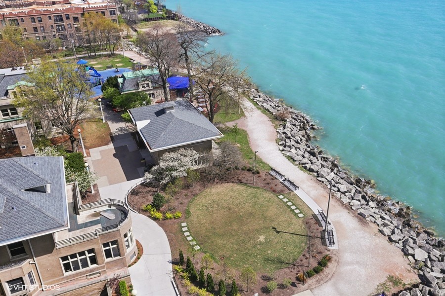 6171 North Sheridan Road, Unit 1107 Chicago, IL 60660 - Photo 14 of 18 an aerial view of a house