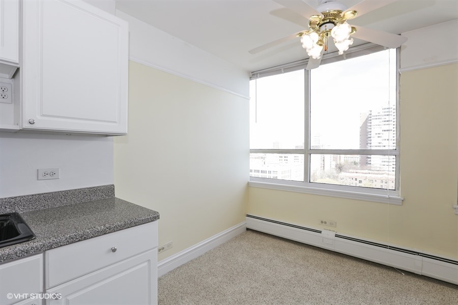 6171 North Sheridan Road, Unit 1107 Chicago, IL 60660 - Photo 7 of 18 an empty room with a window