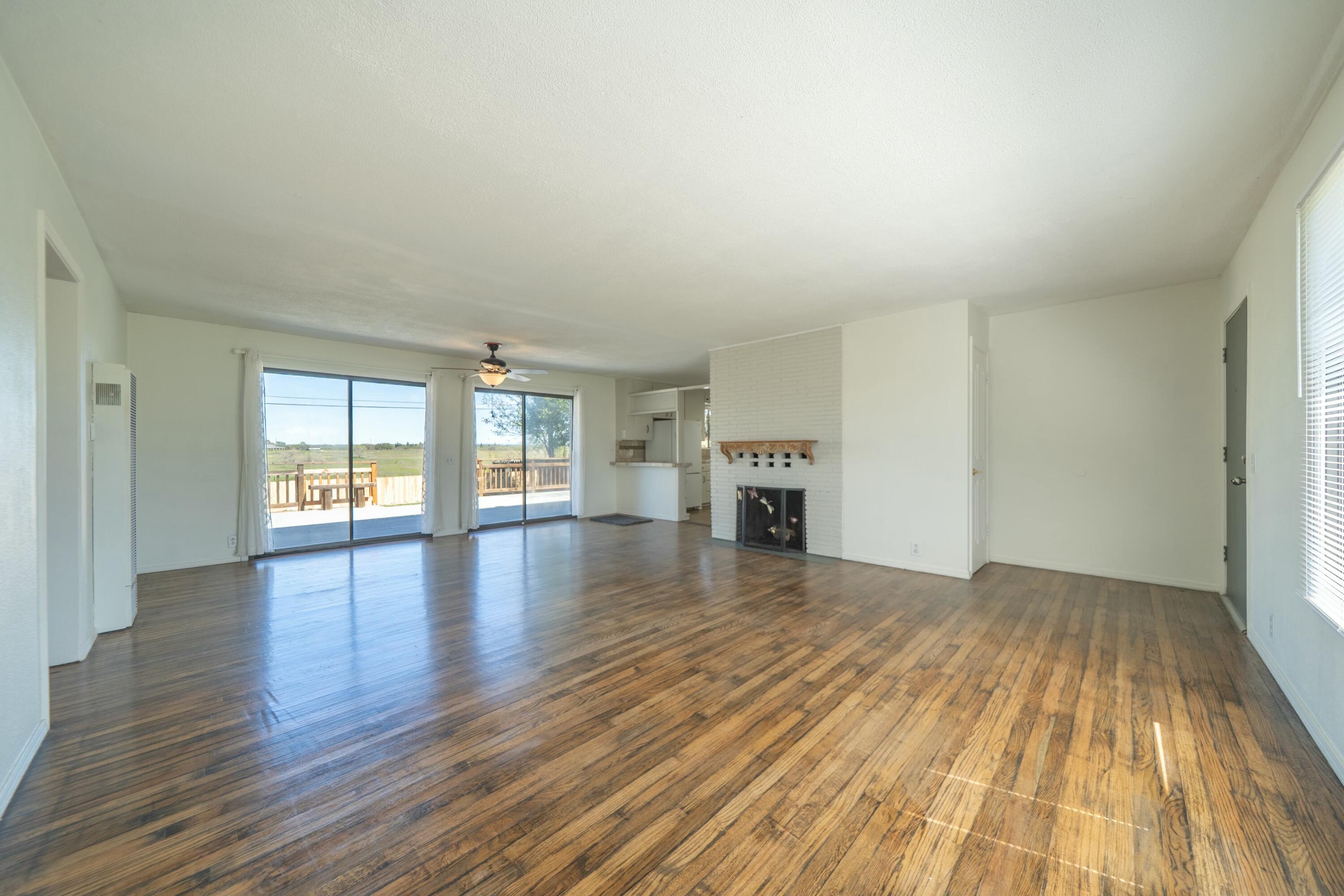 1800 Walbridge Street Red Bluff, CA 96080 - Photo 4 of 24 Living room