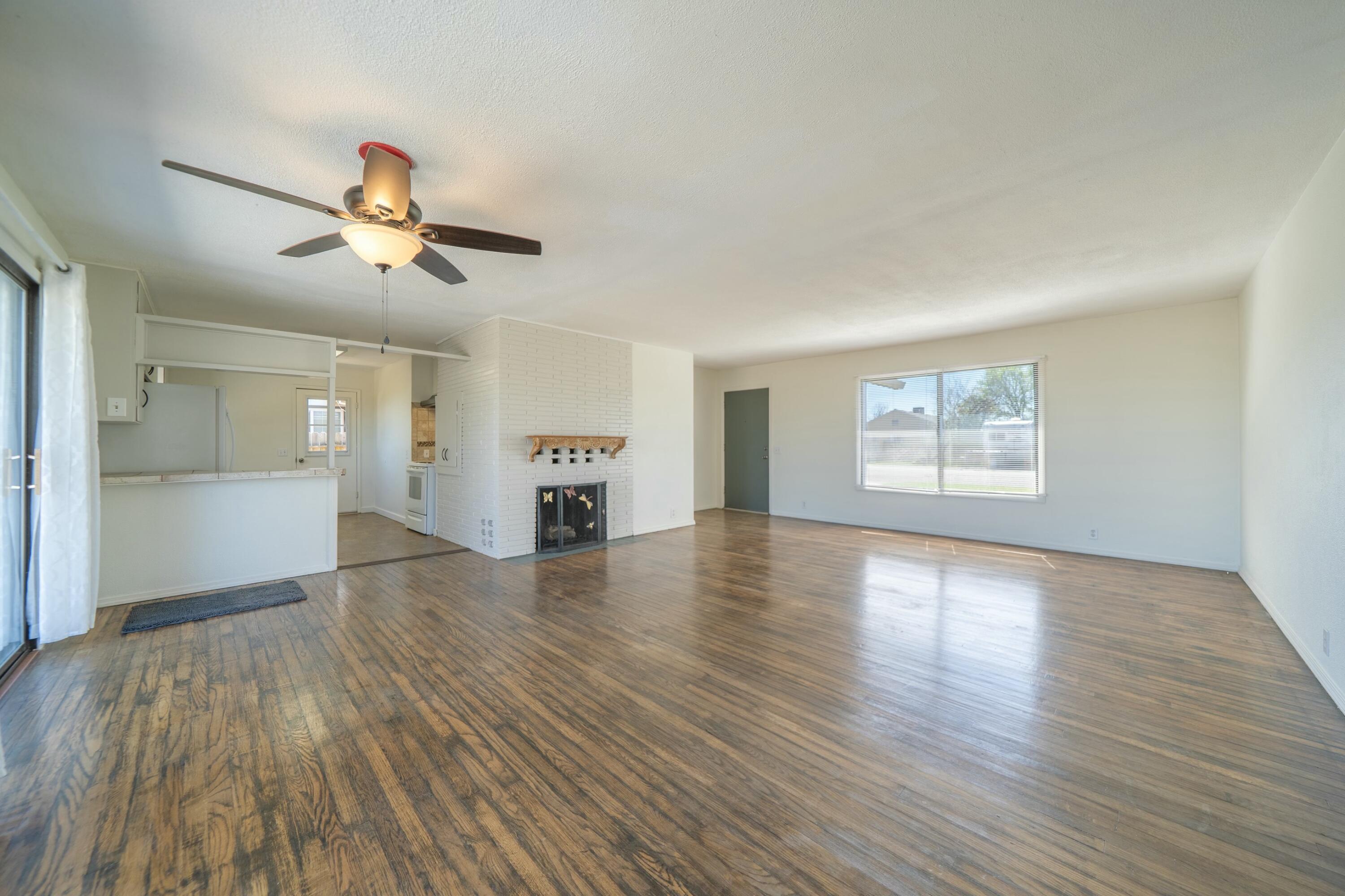 1800 Walbridge Street Red Bluff, CA 96080 - Photo 5 of 24 living room