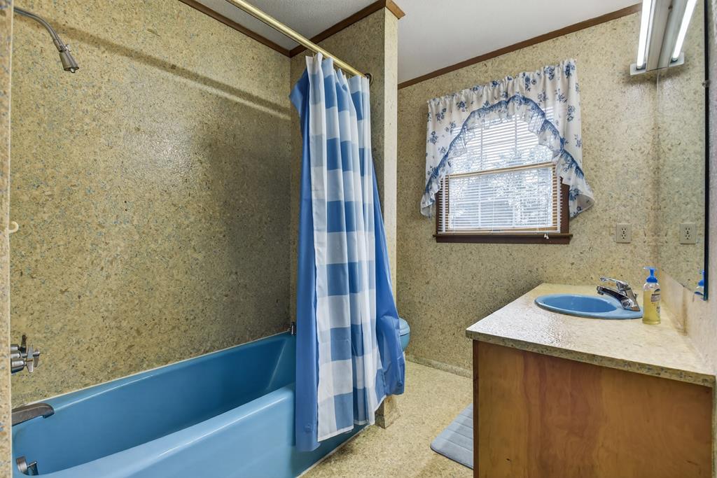 330 Colonial Avenue Copperhill, TN 37317 - Photo 31 of 37 a bathroom with a sink and a mirror